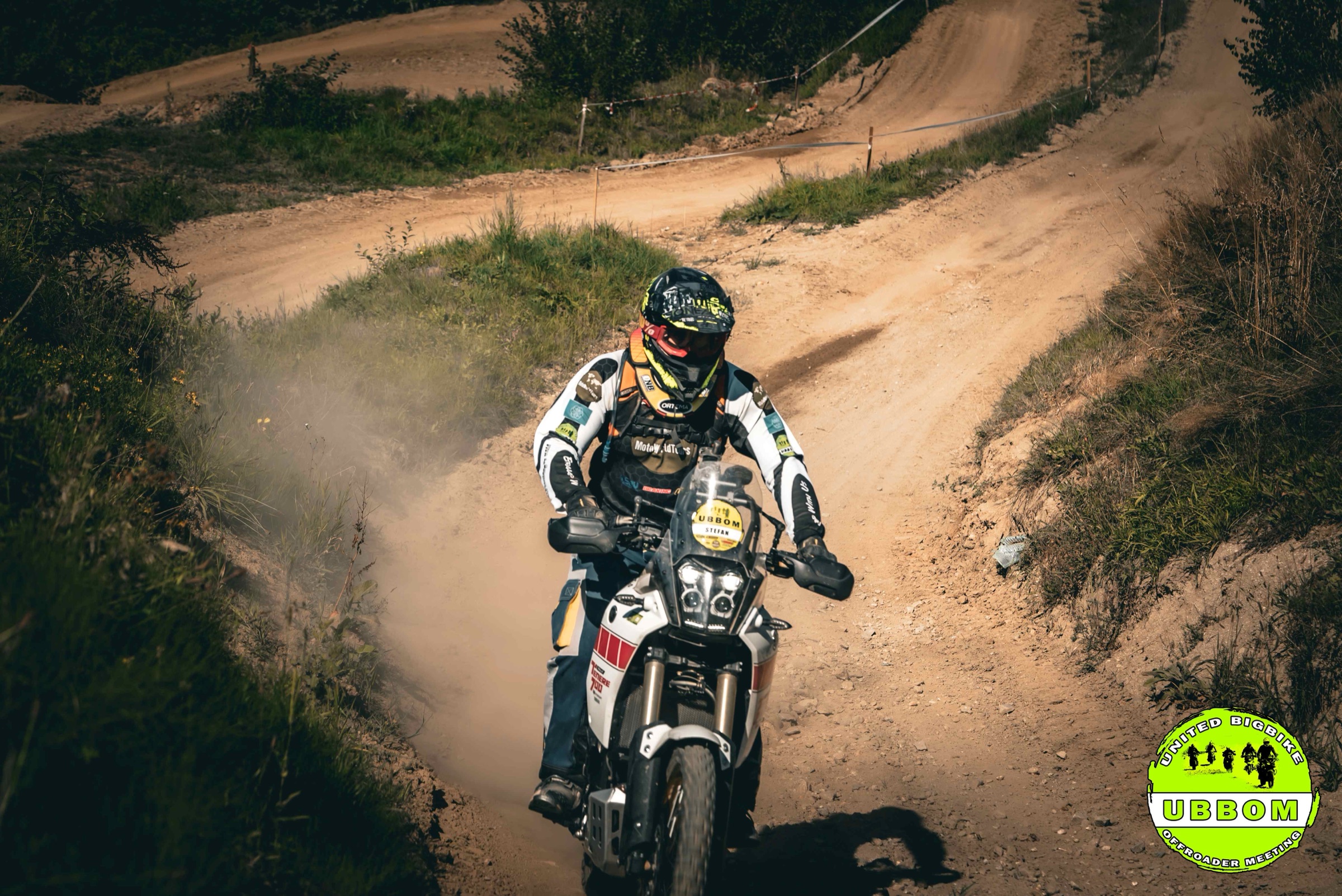 Fahrer auf einer Reiseenduro in einem sandigen Hohlweg